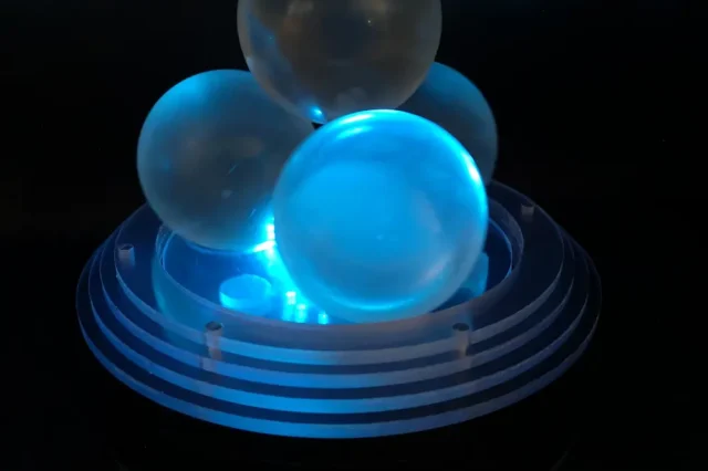 Una base rotante per sfere: tra giocoleria e tecnologia